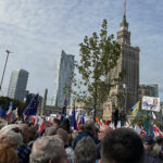 01.10.2023. Warszawa. Kampania wyborcza do parlamentu 2023. Uczestnicy zorganizowanego przez Koalicję Obywatelską „Marszu Miliona Serc” w centrum Warszawy / Fot. Paulina Michta – Radio Kielce