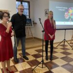 22.10.2023. Sandomierz. Wystawa malarstwa i rysunku Włodzimierza Szemraja. Na zdjęciu (od lewej): Marta Szpyra-Wrona - Sandomierskie Centrum Kultury, Włodzimierz Szemraj – autor wystawy, Kamila Kremiec-Panek- dyrektor SCK / Fot. Grażyna Szlęzak - Radio Kielce