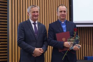 11.10.2023. Kielce. Wręczenie nagrody „Czyste Serca". Na zdjęciu (od lewej): Zbigniew Koniusz - wojewoda świętokrzyski i ks. prof. Witold Janocha - prezes Fundacji Gramy z Tobą / Fot. Aleksandra Kwaśniewska - Radio Kielce