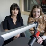 06.10.2023. Radio Kielce. Na zdjęciu (od lewej): Kinga Pawluszek - rzecznik prasowy Świętokrzyskiej Grupy Przemysłowej „Industria” i Agata Klimczak-Kołakowska - autorka scenariusza i reżyser musicalu „Łaszczyńscy. W służbie ludzkości” / Fot. Piotr Kwaśniewski - Radio Kielce