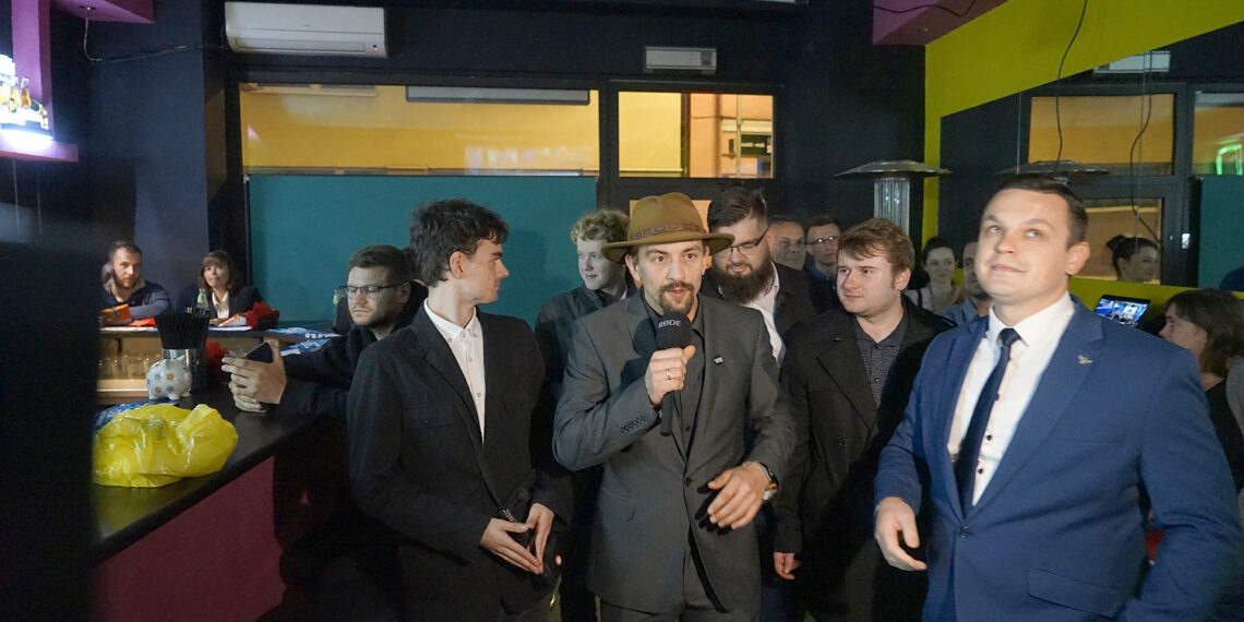 15.10.2023. Kielce. Sztab Konfederacji. Na zdjęciu (przy mikrofonie): Mateusz Iwan / Fot. Aleksandara Kwaśniewska - Radio Kielce