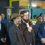 15.10.2023. Kielce. Sztab Konfederacji. Na zdjęciu (od lewej): Mateusz Iwan, Michał Sokolnicki (przy mikrofonie), Dawid Kurowski / Fot. Aleksandara Kwaśniewska - Radio Kielce