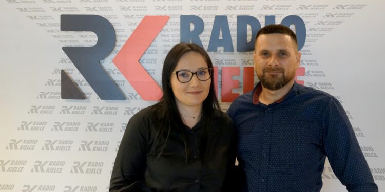 29.10.2023. Radio Kielce. Polonijne Radio Kielce. Na zdjęciu: Kornelia i Dariusz Pazerowie / Fot. Piotr Kwaśniewski - Radio Kielce