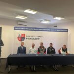 03.10.2023. Piekoszów. Na zdjęciu (od lewej) stoi senator Krzysztof Słoń, siedzą Zbigniew Piątek – burmistrz Piekoszowa, wiceprezes KTM Novi Korona Kielce Paweł Ściubis, Aleksander Bracik, Rafał Bracik, Ryszard Bracik / Fot. Rafał Szymczyk – Radio Kielce