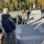 29.10.2023. Końskie. Spacer śladami koneckich Żydów. Na zdjęciu (w środku): Rita Miernik / Fot. Magdalena Galas-Klusek - Radio Kielce