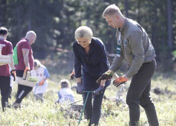 03.10.2023. Suchedniów. Prezydent RP Andrzej Duda wraz z małżonką Agatą Kornhauser-Dudą wzięli udział w V edycji ogólnopolskiej akcji sadzenia drzew #sadziMY na terenie Nadleśnictwa Suchedniów. Na zdjęciu: Agata Kornhauser-Duda / Fot. Jarosław Kubalski – Radio Kielce