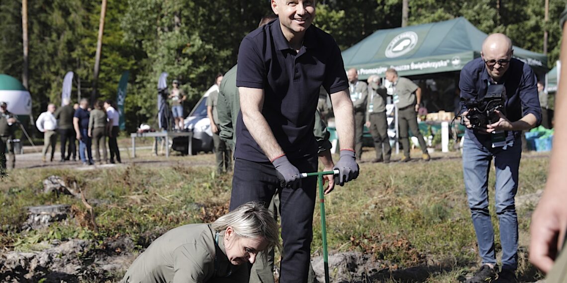 03.10.2023. Suchedniów. Prezydent RP Andrzej Duda wraz z małżonką Agatą Kornhauser-Dudą wzięli udział w V edycji ogólnopolskiej akcji sadzenia drzew #sadziMY na terenie Nadleśnictwa Suchedniów. Na zdjęciu Andrzej Duda (w środku) / Fot. Jarosław Kubalski – Radio Kielce