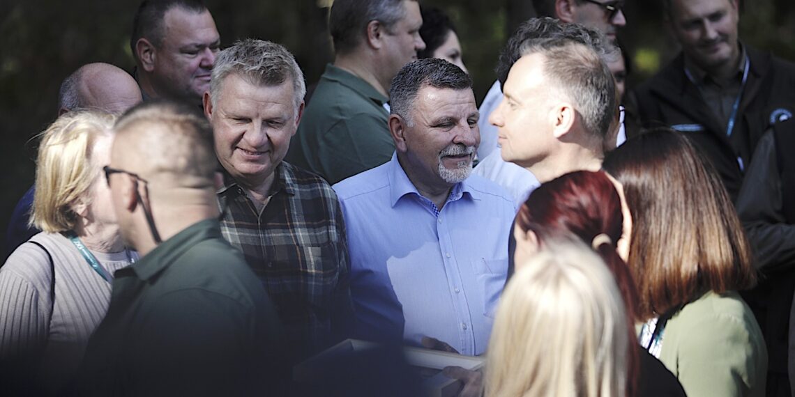 03.10.2023. Suchedniów. Prezydent RP Andrzej Duda wraz z małżonką Agatą Kornhauser-Dudą wzięli udział w V edycji ogólnopolskiej akcji sadzenia drzew #sadziMY na terenie Nadleśnictwa Suchedniów / Fot. Jarosław Kubalski – Radio Kielce