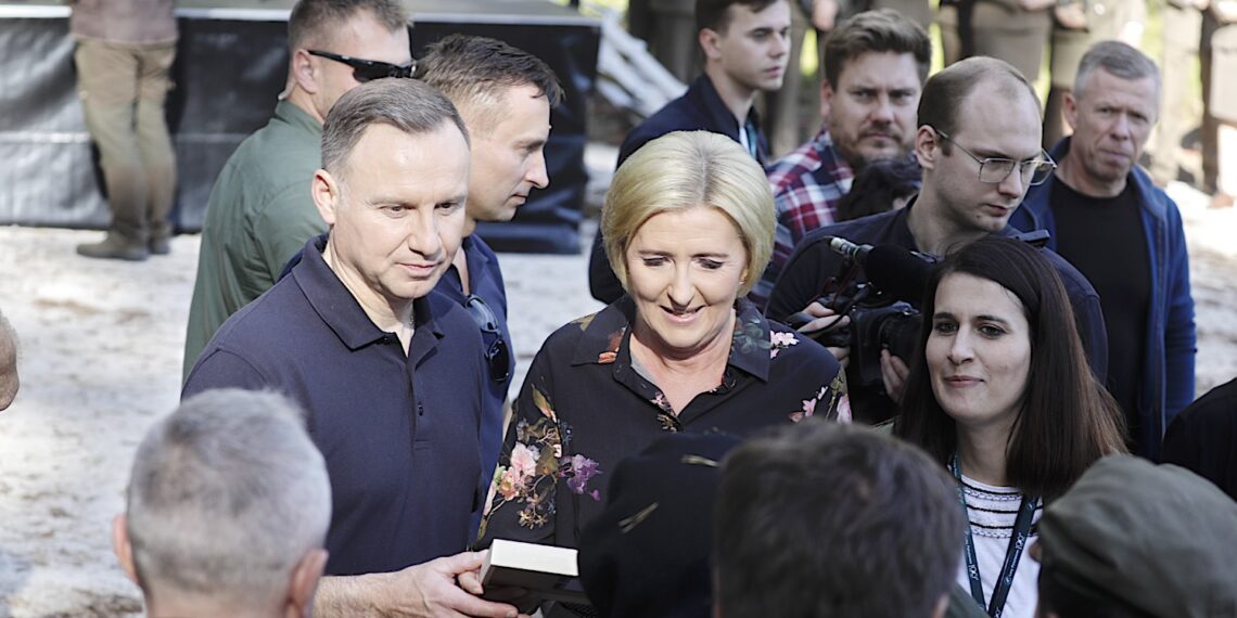 03.10.2023. Suchedniów. Prezydent RP Andrzej Duda wraz z małżonką Agatą Kornhauser-Dudą wzięli udział w V edycji ogólnopolskiej akcji sadzenia drzew #sadziMY na terenie Nadleśnictwa Suchedniów / Fot. Jarosław Kubalski – Radio Kielce