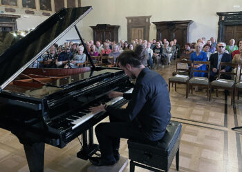 01.10.2023. Kielce. Koncert z okazji Międzynarodowego Dnia Muzyki. Na zdjęciu (przy fortepianie): Eryk Parchański / Fot. Robert Kusiej – Radio Kielce