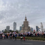 01.10.2023. Warszawa. Kampania wyborcza do parlamentu 2023. Uczestnicy zorganizowanego przez Koalicję Obywatelską „Marszu Miliona Serc” w centrum Warszawy / Fot. Paulina Michta – Radio Kielce