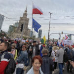 01.10.2023. Warszawa. Kampania wyborcza do parlamentu 2023. Uczestnicy zorganizowanego przez Koalicję Obywatelską „Marszu Miliona Serc” w centrum Warszawy / Fot. Paulina Michta – Radio Kielce
