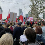 01.10.2023. Warszawa. Kampania wyborcza do parlamentu 2023. Uczestnicy zorganizowanego przez Koalicję Obywatelską „Marszu Miliona Serc” w centrum Warszawy / Fot. Paulina Michta – Radio Kielce