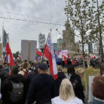 01.10.2023. Warszawa. Kampania wyborcza do parlamentu 2023. Uczestnicy zorganizowanego przez Koalicję Obywatelską „Marszu Miliona Serc” w centrum Warszawy / Fot. Paulina Michta – Radio Kielce