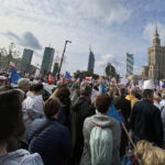 01.10.2023. Warszawa. Kampania wyborcza do parlamentu 2023. Uczestnicy zorganizowanego przez Koalicję Obywatelską „Marszu Miliona Serc” w centrum Warszawy / Fot. Paulina Michta – Radio Kielce