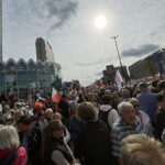 01.10.2023. Warszawa. Kampania wyborcza do parlamentu 2023. Uczestnicy zorganizowanego przez Koalicję Obywatelską „Marszu Miliona Serc” w centrum Warszawy / Fot. Paulina Michta – Radio Kielce