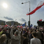 01.10.2023. Warszawa. Kampania wyborcza do parlamentu 2023. Uczestnicy zorganizowanego przez Koalicję Obywatelską „Marszu Miliona Serc” w centrum Warszawy / Fot. Paulina Michta – Radio Kielce