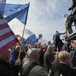 01.10.2023. Warszawa. Kampania wyborcza do parlamentu 2023. Uczestnicy zorganizowanego przez Koalicję Obywatelską „Marszu Miliona Serc” w centrum Warszawy / Fot. Paulina Michta – Radio Kielce