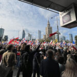 01.10.2023. Warszawa. Kampania wyborcza do parlamentu 2023. Uczestnicy zorganizowanego przez Koalicję Obywatelską „Marszu Miliona Serc” w centrum Warszawy / Fot. Paulina Michta – Radio Kielce