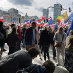 01.10.2023. Warszawa. Kampania wyborcza do parlamentu 2023. Uczestnicy zorganizowanego przez Koalicję Obywatelską „Marszu Miliona Serc” w centrum Warszawy / Fot. Paulina Michta – Radio Kielce