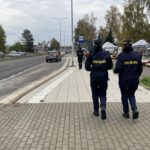 31.10.2023. Kielce. Cmentarz na Piaskach. Akcja rozdawania odblasków / Fot. Jarosław Kubalski - Radio Kielce