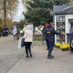 31.10.2023. Kielce. Cmentarz na Piaskach. Akcja rozdawania odblasków / Fot. Jarosław Kubalski - Radio Kielce