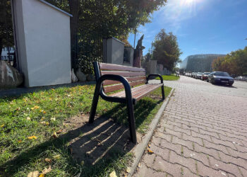 W śródmieściu Kielc pojawiają się nowe ławki
