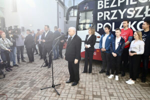 13.10.2023. Starachowice. Spotkanie z młodzieżą. Na zdjęciu (przy mikrofonie): Jarosław Kaczyński - wicepremier, prezes PiS / Fot. Wiktor Taszłow - Radio Kielce