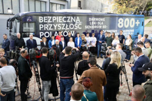 13.10.2023. Starachowice. Spotkanie z młodzieżą. Na zdjęciu (przy mikrofonie): Jarosław Kaczyński - wicepremier, prezes PiS / Fot. Wiktor Taszłow - Radio Kielce