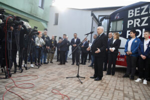 13.10.2023. Starachowice. Spotkanie z młodzieżą. Na zdjęciu (przy mikrofonie): Jarosław Kaczyński - wicepremier, prezes PiS / Fot. Wiktor Taszłow - Radio Kielce