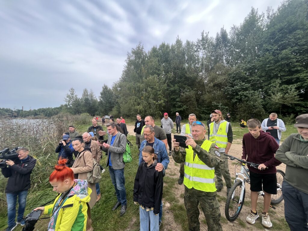 Starachowice. Część zabytkowego wagonika wyłowiono z zalewu „Piachy” / Fot. Patryk Wójcik - Radio Kielce