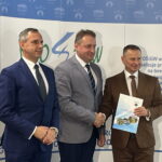 31.10.2023. Kielce. Podpisanie umów z gminami. Na zdjęciu (od lewej): Paweł Mirowski - wiceprezes Narodowego Funduszu Ochrony Środowiska i Gospodarki Wodnej, Dariusz Skiba - burmistrz Bodzentyna, Ryszard Gliwiński - prezes WFOŚIGW w Kielcach. / Fot. Paulina Michta - Radio Kielce