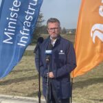 11.10.2023. Piórków. Podpisanie umowy na budowę trasy ekspresowej S74 na odcinku Łagów - Opatów. Na zdjęciu: Grzegorz Witkowski - wiceminister infrastruktury / Fot. Anna Głąb - Radio Kielce