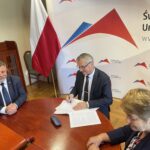 11.10.2023 Kielce. Andrzej Kryj- poseł PiS, Zbigniew Koniusz – wojewoda świętokrzyski, Marzena Dębniak- starosta powiatu ostrowieckiego. Fot. Iwona Murawska-Bujnowicz – Radio Kielce