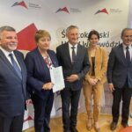 11.10.2023 Kielce. Na zdjęciu od lewej: Andrzej Kryj- poseł PiS, Marzena Dębniak- starosta powiatu ostrowieckiego, Zbigniew Koniusz – wojewoda świętokrzyski, Julita Szewczyk – skarbnik powiatu ostrowieckiego, Andrzej Jabłoński – wicestarosta powiatu ostrowieckiego / Fot. Iwona Murawska-Bujnowicz – Radio Kielce