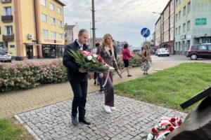 11.10.2023. Ostrowiec Świętokrzyski. Uroczystości upamiętniające wydarzenia z 11 i 12 października w 1942 roku. Na zdjęciu (od lewej): Mariusz Pasternak - przewodniczący Rady Powiatu Ostrowieckiego i Agnieszka Rogalińska - członek zarządu powiatu ostrowieckiego / Fot. Patryk Wójcik - Radio Kielce