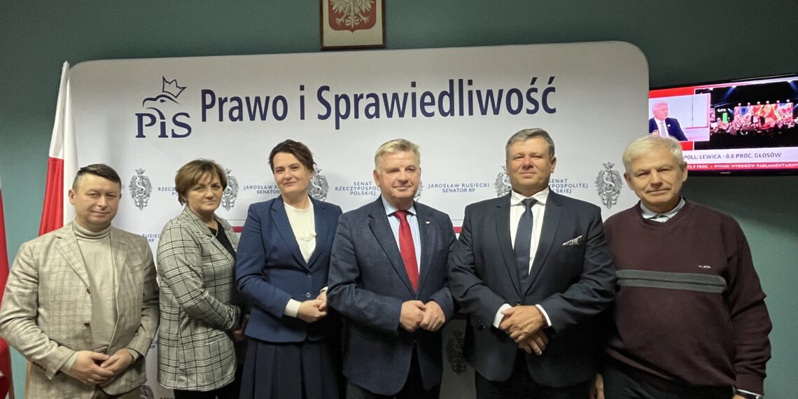 15.10.2023. Ostrowiec Świętokrzyski. Sztab Prawa i Sprawiedliwości. Na zdjęciu (od lewej): Rafał Jabłoński, Grażyna Maj - radna rady miasta Ostrowca Św., Magdalena Zieleń - radna Sejmiku Województwa Świętokrzyskiego, senator Jarosław Rusiecki, Zbigniew Duda - radny powiatu ostrowieckiego, Jerzy Wrona - radny rady miasta Ostrowca Św. / Fot. Patryk Wójcik – Radio Kielce