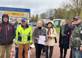 28.10.2023 Starachowice. Na zdjęciu radna Agnieszka Kuś wraz z mieszkańcami w obronie pchlego targu / Fot. Patryk Wójcik – Radio Kielce