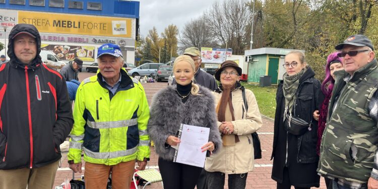 28.10.2023 Starachowice. Na zdjęciu radna Agnieszka Kuś wraz z mieszkańcami w obronie pchlego targu / Fot. Patryk Wójcik – Radio Kielce