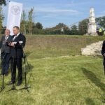 12.10.2023 Łubnice. Usuwanie pomnika poświęconego Sowietom. Na zdjęciu od lewej: Robert Piwko - naczelnik Delegatury IPN w Kielcach, Adam Siwek - dyrektor Biura Upamiętnienia Walk i Męczeństwa IPN w Warszawie. Karol Nawrocki - prezes Instytutu Pamięci Narodowej w Warszawie, Rafał Leśkiewicz - rzecznik IPN w Kielcach. / Fot. Grazyna Szlęzak – Radio Kielce