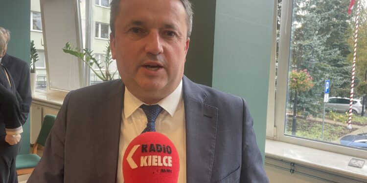 Na zdjęciu burmistrz Leszek Kopeć. / Fot. Grażyna Szlęzak - Radio Kielce