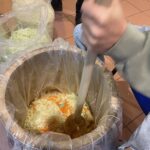 Powrót do tradycji w „Staszicówce". Kiszenie kapusty i wypiekanie chleba - Radio Kielce