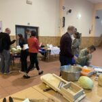 Powrót do tradycji w „Staszicówce". Kiszenie kapusty i wypiekanie chleba - Radio Kielce