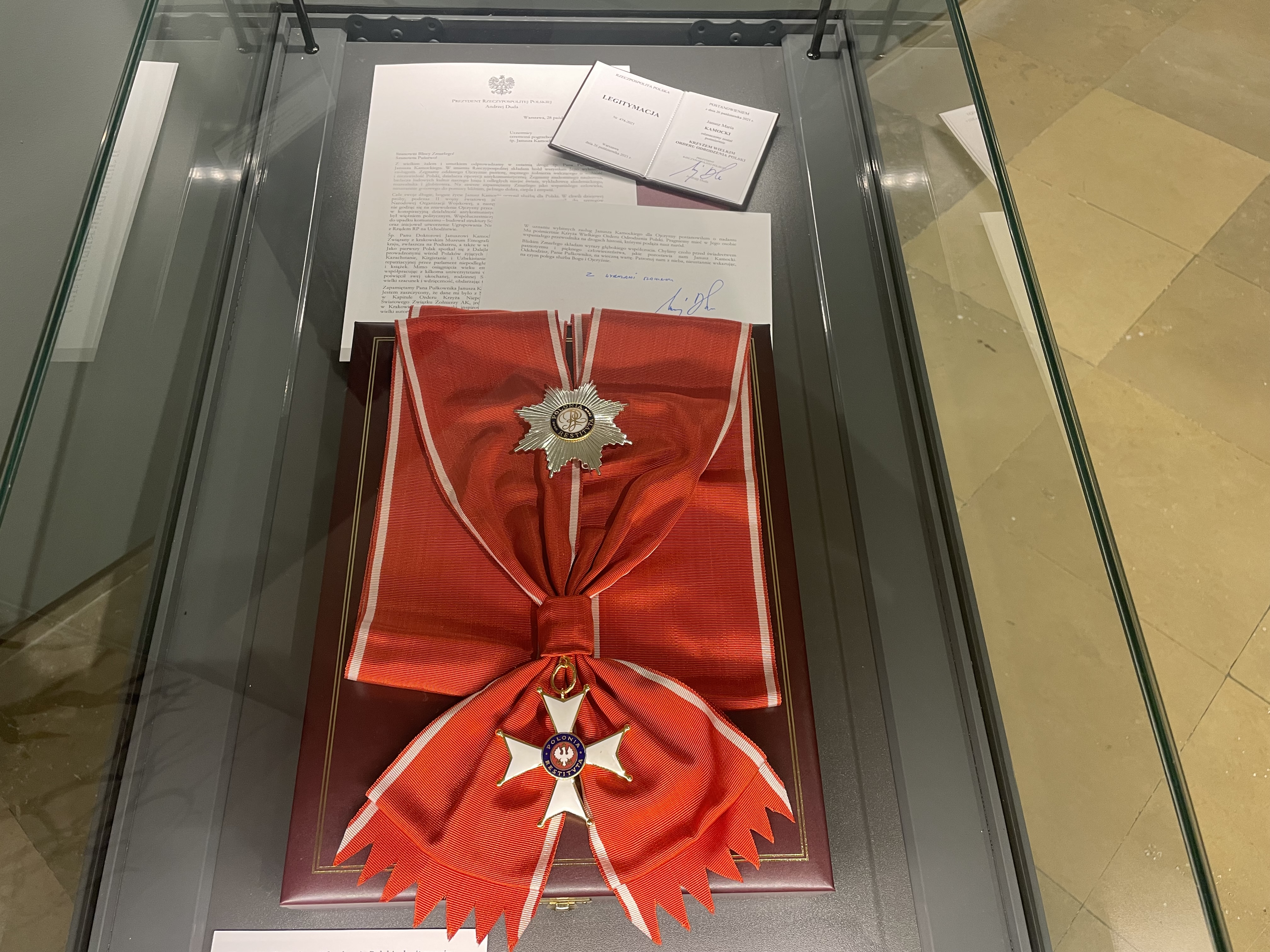 Polichromowane rzeźby z Indonezji w sandomierskim zamku