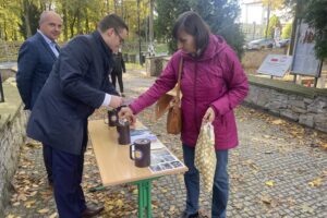 29.10.2023. Sandomierz. Kwesta przy cmentarzu katedralnym / Fot. Grażyna Szlęzak - Radio Kielce