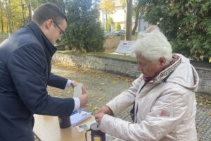 29.10.2023. Sandomierz. Kwesta przy cmentarzu katedralnym / Fot. Grażyna Szlęzak - Radio Kielce