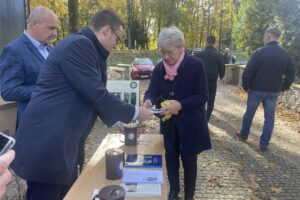 29.10.2023. Sandomierz. Kwesta przy cmentarzu katedralnym / Fot. Grażyna Szlęzak - Radio Kielce