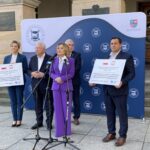 12.10.2023. Kielce. WDK. Konferencja prasowa w sprawie dofinansowania na remont WDK. Na zdjęciu (od lewej): Edyta Bobryk - zastępca dyrektora WDK, poseł Krzysztof Lipiec, Anna Krupka - wiceminister sportu i turystyki, Andrzej Bętkowski - marszałek województwa świętokrzyskiego, Adrian Ścipiór - dyrektor WDK / Fot. Michał Kita – Radio Kielce