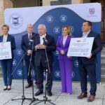 12.10.2023. Kielce. WDK. Konferencja prasowa w sprawie dofinansowania na remont WDK. Na zdjęciu (od lewej): Edyta Bobryk - zastępca dyrektora WDK, Andrzej Bętkowski - marszałek województwa świętokrzyskiego, poseł Krzysztof Lipiec, Anna Krupka - wiceminister sportu i turystyki, Adrian Ścipiór - dyrektor WDK / Fot. Michał Kita – Radio Kielce