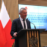 31.10.2023. Kielce. ŚUW. Podpisanie umów na remonty dróg zniszczonych przez ulewne deszcze. Na zdjęciu: Zbigniew Koniusz - wojewoda świętokrzyski / Fot. ŚUW